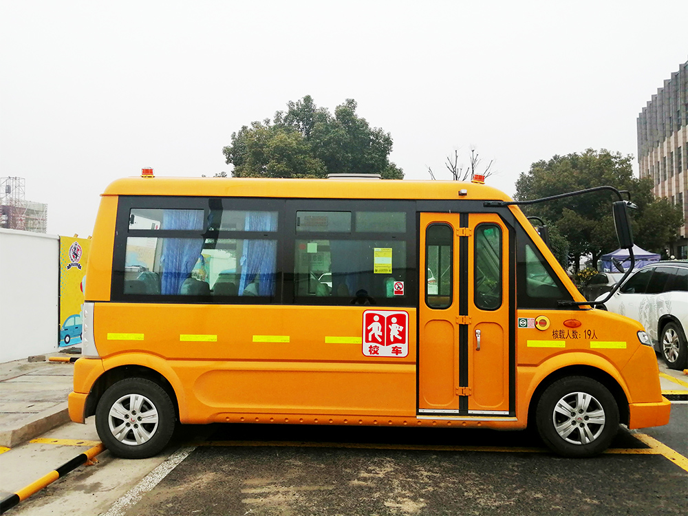 五菱校车接送车