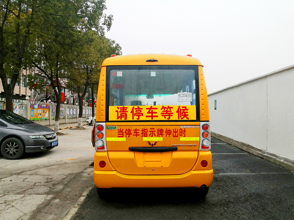 五菱校车接送车