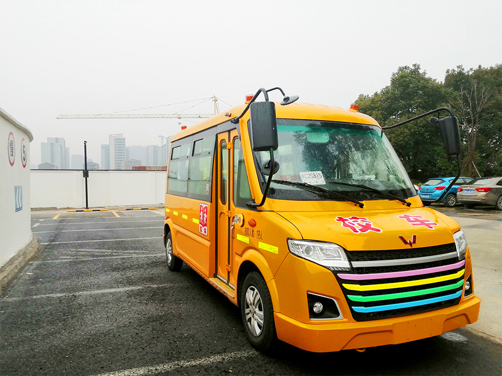 五菱校车接送车