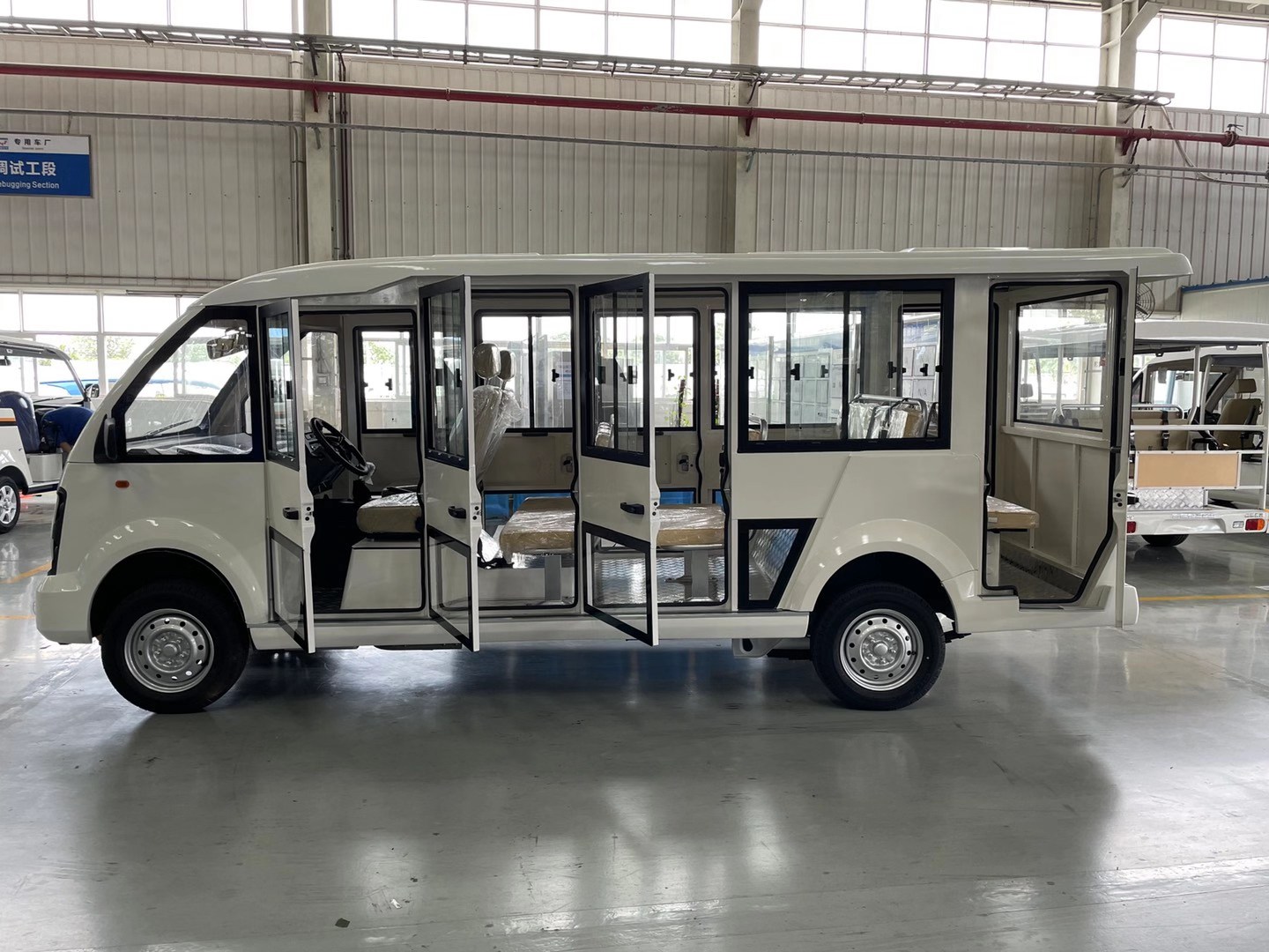 五菱新款封闭式电动观光车