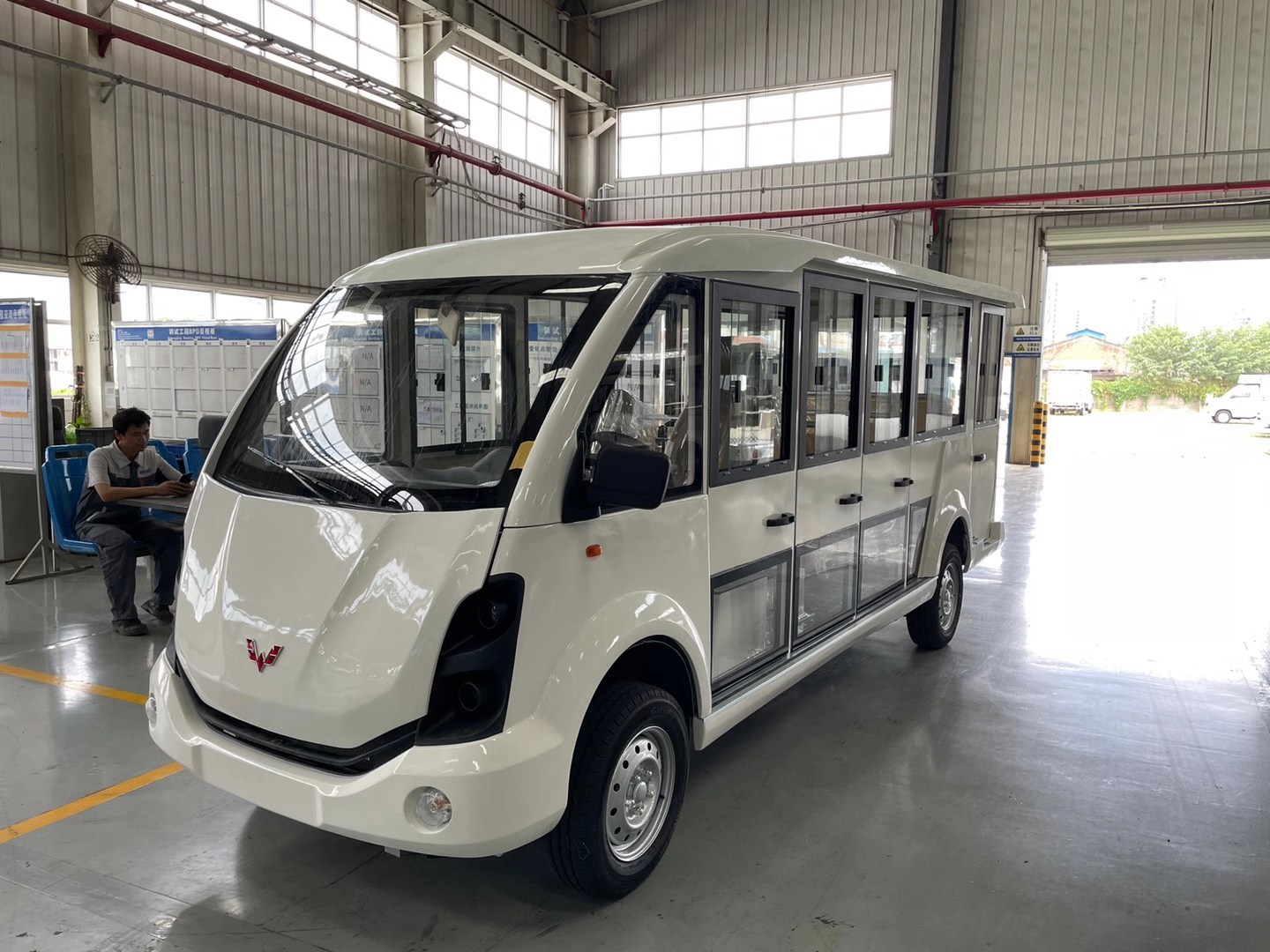 五菱新款封闭式电动观光车