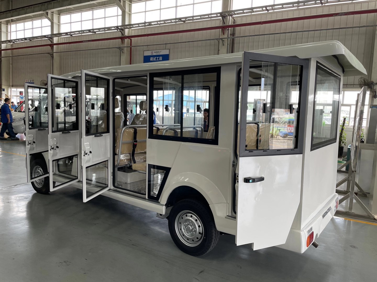 五菱新款封闭式电动观光车