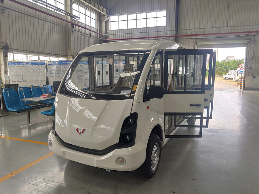 五菱封闭式国兵车14座